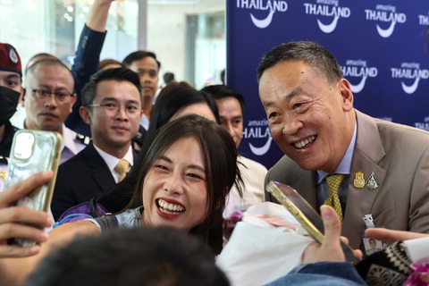 Ông Srettha Thavisin chụp ảnh lưu niệm cùng du khách Trung Quốc - Ảnh: REUTERS Ông Srettha Thavisin chụp ảnh lưu niệm cùng du khách Trung Quốc - Ảnh: REUTERS