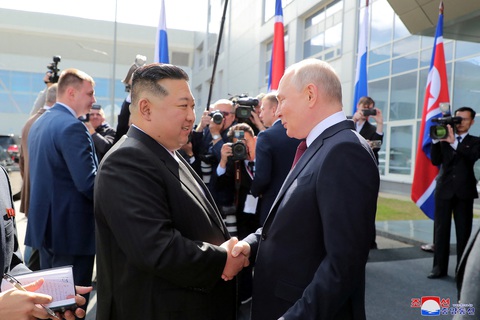 Nhà lãnh đạo Triều Tiên Kim Jong Un gặp Tổng thống Nga Vladimir Putin ngày 14-9 - Ảnh: REUTERS Nhà lãnh đạo Triều Tiên Kim Jong Un gặp Tổng thống Nga Vladimir Putin ngày 13-9 - Ảnh: REUTERS