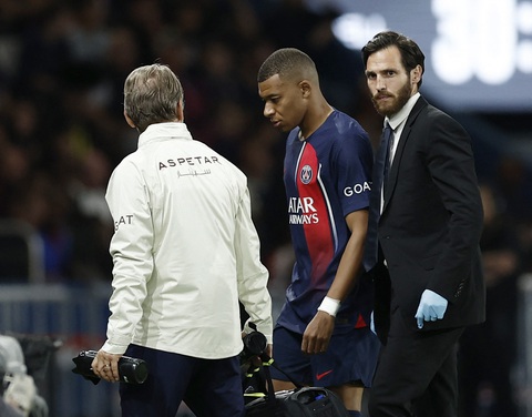 Điểm tin thể thao sáng 25-9: Real Madrid thua trận đầu tiên, Mbappe dính chấn thương - Ảnh 3. Mbappe rời sân vì chấn thương trong trận PSG thắng Marseille 4-0 rạng sáng 25-9 - Ảnh: REUTERS