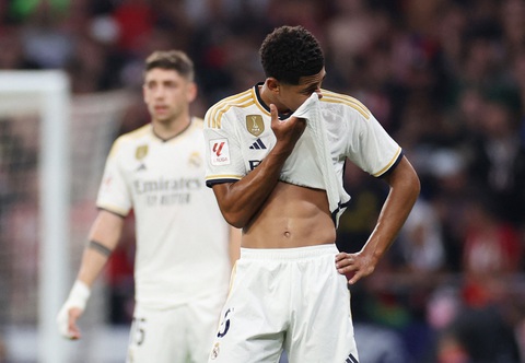 Điểm tin thể thao sáng 25-9: Real Madrid thua trận đầu tiên, Mbappe dính chấn thương - Ảnh 1. Sự thất vọng của Bellingham sau khi Real Madrid để thua Atletico Madrid - Ảnh: REUTERS