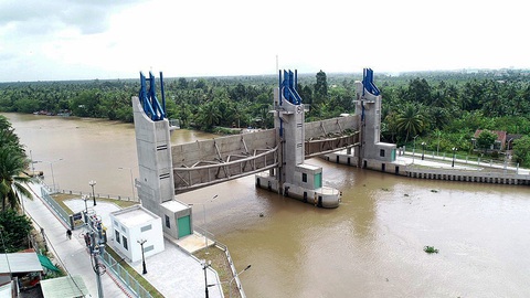 Hệ thống cống ngăn mặn dọc theo sông Tiền, đoạn qua địa bàn tỉnh Tiền Giang, vừa hoàn thành và đưa vào sử dụng - Ảnh: M.TR. Hệ thống cống ngăn mặn dọc theo sông Tiền, đoạn qua địa bàn tỉnh Tiền Giang, vừa hoàn thành và đưa vào sử dụng - Ảnh: M.TR.