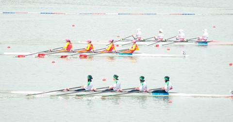 Trực tuyến Asiad 19 ngày 25-9: Chèo thuyền giành thêm 1 HCĐ - Ảnh 3. Phần thi chung kết của các VĐV Việt Nam ở nội dung nội dung chèo thuyền 4 nữ hạng nặng 2 mái chèo - Ảnh: QUÝ LƯỢNG