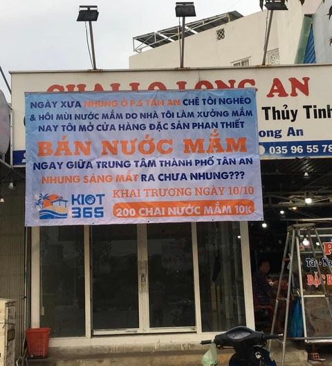 Ảnh vui 25-9: 'Phiên chợ bán táo' lớn nhất thế giới đã mở - Ảnh 5. Khi tôi đi bán nước mắm!!!
