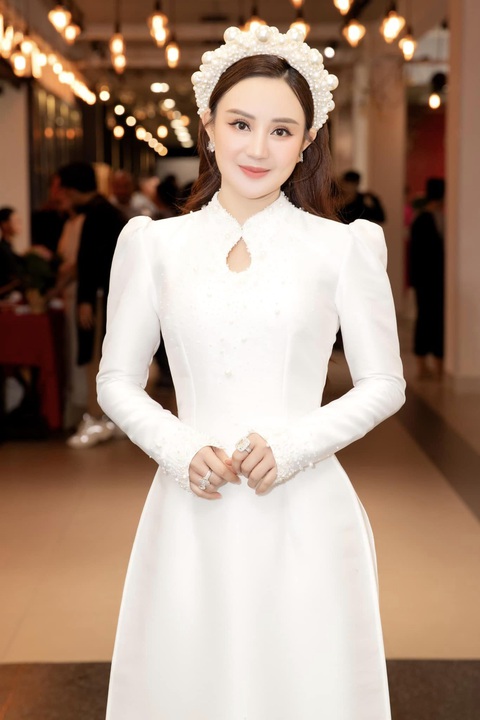 Vy Oanh khoe nhan sắc thực sau ồn ào 'ảnh photoshop' - Ảnh 2. Hình ảnh của Vy Oanh tại lễ giỗ Tổ ngành sân khấu.