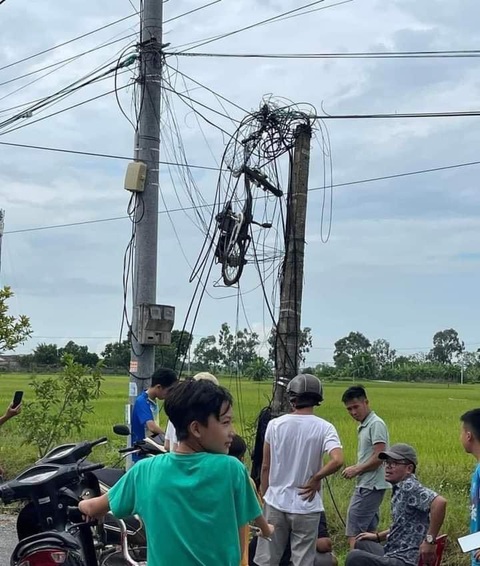 Ảnh vui 25-9: 'Phiên chợ bán táo' lớn nhất thế giới đã mở - Ảnh 4. Không hiểu sao chiếc xe đạp lại "bay" lên được?!