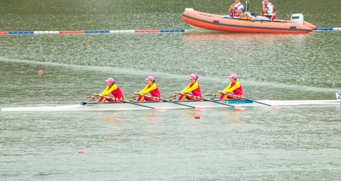 Trực tuyến Asiad 19 ngày 25-9: Chèo thuyền giành thêm 1 HCĐ - Ảnh 2. Các VĐV Việt Nam giành HCĐ nội dung chèo thuyền 4 nữ hạng nặng 2 mái chèo - Ảnh: QUÝ LƯỢNG