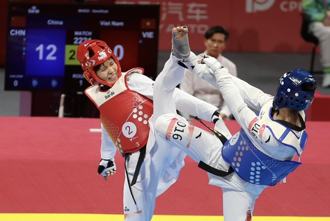 Asiad 19 ngày 25-9: Việt Nam giành 3 HCĐ, 1 HCB - Ảnh 2. Kim Tuyền (giáp đỏ) dừng chân ở tứ kết 49kg nữ môn taekwondo - Ảnh: ĐỨC KHUÊ