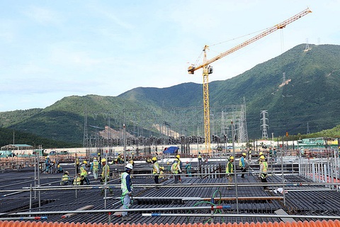 Việc tìm vốn cho các nhà máy nhiệt điện than gặp khó khăn. Trong ảnh: công nhân đang thi công tại Trung tâm điện lực Quảng Trạch có nhà máy nhiệt điện sử dụng nguyên liệu than - Ảnh: H.HOA Việc tìm vốn cho các nhà máy nhiệt điện than gặp khó khăn. Trong ảnh: công nhân đang thi công tại Trung tâm điện lực Quảng Trạch có nhà máy nhiệt điện sử dụng nguyên liệu than - Ảnh: H.HOA