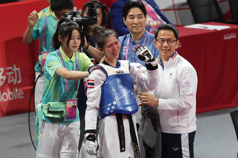 Thái Lan có HCV đầu tiên tại Asiad 19 sau 50 giây cuối nghẹt thở - Ảnh 3. Wongpattanakit Panipak đã khóc khi giành HCV Asiad 19 - Ảnh: SSP