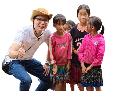Người tạo "chiếc cầu nối bác ái" giúp người nghèo - Ảnh 1. Anh Đoàn Quốc Quỳnh với trẻ em Mông ở xã Bản Mù, Trạm Tấu, Yên Bái - Ảnh: Q.M.