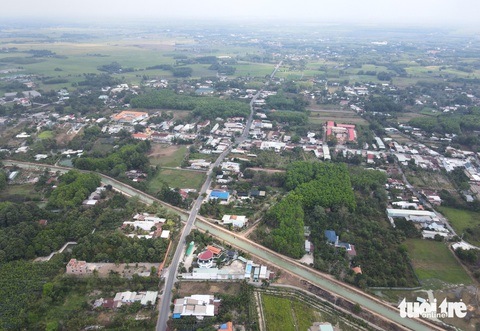 TP.HCM chọn phương án nắn vành đai 4 đi qua đồng ruộng, né nơi đông dân - Ảnh 1. Tuyến vành đai 4 TP.HCM đoạn qua huyện Củ Chi theo quy hoạch phần lớn đi trên đường hiện hữu, nơi có đông dân cư. Khi điều chỉnh hướng tuyến, hàng trăm nhà dân sẽ không phải giải tỏa - Ảnh: LÊ PHAN