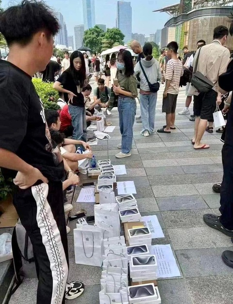 Ảnh vui 25-9: 'Phiên chợ bán táo' lớn nhất thế giới đã mở - Ảnh 1. Táo này bao nhiêu một ký ạ?