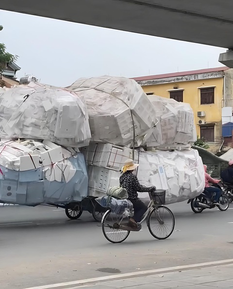 Ảnh vui 25-9: 'Phiên chợ bán táo' lớn nhất thế giới đã mở - Ảnh 2. Phen này mấy anh container "ế".