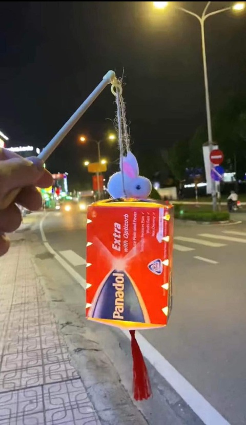 Ảnh vui 25-9: 'Phiên chợ bán táo' lớn nhất thế giới đã mở - Ảnh 6. Lồng đèn con thỏ dành cho mấy đứa hay nhức đầu.
