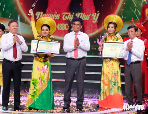 Phó chú tịch UBND TP.HCM Dương Anh Đức (bìa trái), Tổng giám đốc Đài truyền hình TP.HCM Cao Anh Minh (thứ 3 từ trái qua) và phó trưởng ban Tuyên giáo Thành ủy TP.HCM Nguyễn Thọ Truyền (bìa phải) trao giải chuông vàng cho thí sinh Như Ý (thứ 2 từ trái qua) - Ảnh: LINH ĐOAN Phó chủ tịch UBND TP.HCM Dương Anh Đức (bìa trái), Tổng giám đốc Đài truyền hình TP.HCM Cao Anh Minh (thứ 3 từ trái qua) và Phó trưởng Ban Tuyên giáo Thành ủy TP.HCM Nguyễn Thọ Truyền (bìa phải) trao giải chuông vàng cho thí sinh Như Ý (thứ 2 từ trái qua) - Ảnh: LINH ĐOAN