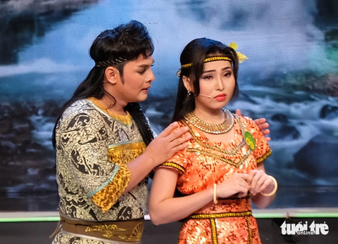 Thí sinh Yến Khoa (bìa phải) nhận chuông đồng. Cô diễn trích đoạn Chuyện tình Lang Biang cùng Chuông vàng vọng cổ Nhựt Nguyên - Ảnh: LINH ĐOAN Thí sinh Yến Khoa (bìa phải) nhận chuông đồng. Cô diễn trích đoạn Chuyện tình Lang Biang cùng Chuông vàng vọng cổ Nhựt Nguyên - Ảnh: LINH ĐOAN