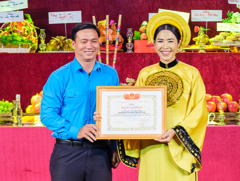 MC Quỳnh Hoa được vinh danh vì những đóng tích cực - Ảnh: NGUYỄN HIỀN MC Quỳnh Hoa được vinh danh vì những đóng góp tích cực - Ảnh: NGUYỄN HIỀN