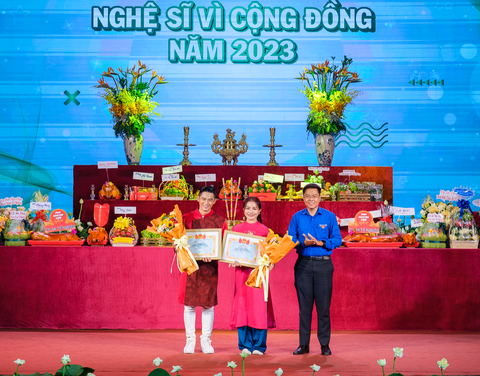 Nghệ sĩ xiếc Hiển Phước và Thanh Hoa được vinh danh nghệ sĩ vì cộng đồng - Ảnh: NGUYỀN HIỀN Nghệ sĩ xiếc Hiển Phước và Thanh Hoa được vinh danh nghệ sĩ vì cộng đồng - Ảnh: NGUYỄN HIỀN
