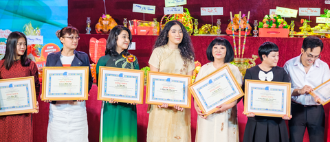 Các nghệ sĩ nhận bằng khen của Hội Liên hiệp Thanh niên Việt Nam TP.HCM - Ảnh: NGUYỄN HIỀN Các nghệ sĩ nhận bằng khen của Hội Liên hiệp Thanh niên Việt Nam TP.HCM - Ảnh: NGUYỄN HIỀN