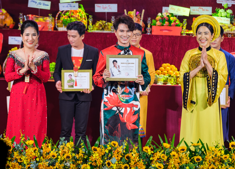 MC Vũ Mạnh Cường dùng sức ảnh hưởng của mình để lan tỏa những điều tốt đẹp - Ảnh: NGUYỄN HIỀN MC Vũ Mạnh Cường (giữa) dùng sức ảnh hưởng của mình để lan tỏa những điều tốt đẹp - Ảnh: NGUYỄN HIỀN