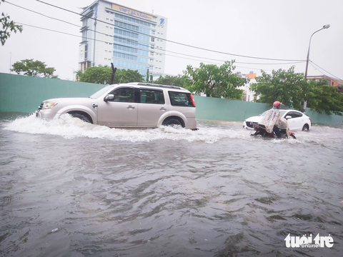 Áp thấp nhiệt đới gây mưa lớn, Đà Nẵng ngập nhiều nơi - Ảnh 3. Ô tô, xe máy lội nước bì bõm trên đường Núi Thành gần đoạn giao đường 30-4 - Ảnh: ĐOÀN CƯỜNG