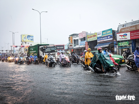 Áp thấp nhiệt đới gây mưa lớn, Đà Nẵng ngập nhiều nơi - Ảnh 5. Dòng xe chen lấn di chuyển trên phần lòng đường ít ngập nhất trên đường Tôn Đức Thắng - Ảnh: TẤN LỰC