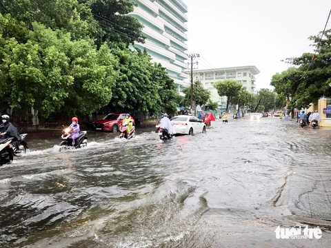 Áp thấp nhiệt đới gây mưa lớn, Đà Nẵng ngập nhiều nơi - Ảnh 8. Khu vực đường Quang Trung ngập nước trong sáng nay 25-9 - Ảnh: TRƯỜNG TRUNG