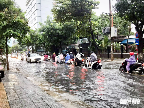 Áp thấp nhiệt đới gây mưa lớn, Đà Nẵng ngập nhiều nơi - Ảnh 9. Mưa lớn gây ngập trên nhiều tuyến đường ở Đà Nẵng - Ảnh: TRƯỜNG TRUNG