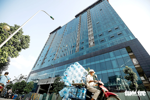 Nguyên Bí thư Hà Nội Phạm Quang Nghị: Phải chấm dứt việc phạt cho tồn tại - Ảnh 1. Tòa nhà 8B Lê Trực (quận Ba Đình, Hà Nội) từng bị cưỡng chế tháo dỡ, cắt ngọn vì vi phạm về trật tự xây dựng - Ảnh: NAM TRẦN