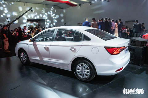 MG5 số sàn giá chỉ 399 triệu tại Việt Nam sẵn sàng gây khó cho Hyundai i10 - Ảnh 2. Còn được gọi là Roewe Ei5, New MG5 thuộc thế hệ thứ 2, thiết kế và trang bị khác hoàn toàn với MG5 đang bán ở Việt Nam. Đại diện hãng cho biết MG Việt Nam bán song song MG5 và New MG5. MG5 hướng đến tập khách hàng trẻ trung, năng động, trong khi New MG5 hướng đến nhóm gia đình mua ô tô lần đầu và giới kinh doanh dịch vụ vận tải