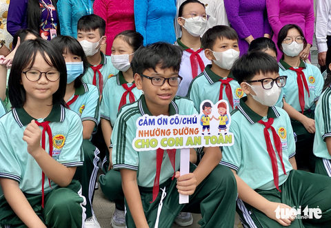 TP.HCM: Chú ý nhường đường cho học sinh đi bộ an toàn - Ảnh 2. Nhiều học sinh Trường THCS Hà Huy Tập cảm ơn khi được người lớn đi xe máy, ô tô nhường đường - Ảnh: THU DUNG