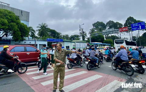 TP.HCM: Chú ý nhường đường cho học sinh đi bộ an toàn - Ảnh 4. Việc kẻ sơn phản quang trắng đỏ, tăng bố trí biển báo giúp người đi đường nhận biết, chủ động giảm tốc nhường đường - Ảnh: THU DUNG