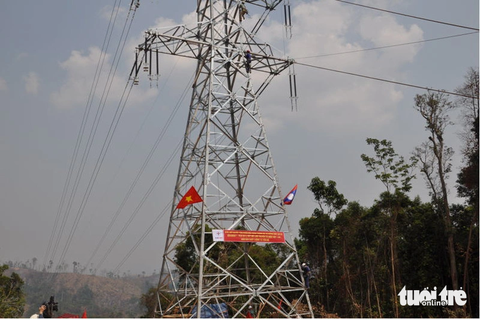 Lo năm 2025 thiếu điện, đề xuất đẩy nhanh mua điện từ Lào chỉ gần 7 cent/kWh - Ảnh 1. Nhập khẩu điện từ Lào về Việt Nam qua đường dây 220kV Xekaman 1- Pleiku 2 - Ảnh: X.TIẾN