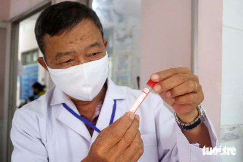 Bác sĩ về hưu tại tuyến y tế cơ sở: Cống hiến hết mình vì người bệnh - Ảnh 3. Là người có kinh nghiệm lâu năm nhất tại trạm y tế, bác sĩ Khang hướng dẫn, chia sẻ kinh nghiệm cho các bác sĩ trẻ đang công tác tại trạm những kiến thức chuyên môn y khoa - Ảnh: THU HIẾN