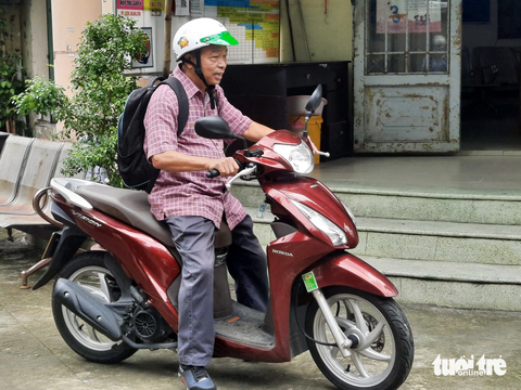 Bác sĩ về hưu tại tuyến y tế cơ sở: Cống hiến hết mình vì người bệnh - Ảnh 8. Kết thúc giờ làm việc vào lúc 17h chiều hằng ngày, thế nhưng đến khi về nhà nếu trạm lại có ca bệnh khó, bác sĩ Khang không quên chia sẻ kinh nghiệm khám chữa bệnh của mình - Ảnh: THU HIẾN
