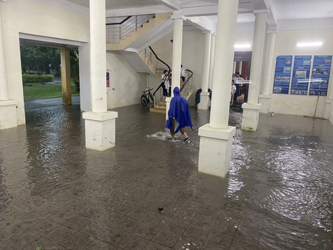 Huế mưa lớn kèm lốc xoáy, có người bị thương - Ảnh 1. Mưa lớn khiến khuôn viên Trường đại học Khoa học Huế ngập nước - Ảnh: M.VĂN