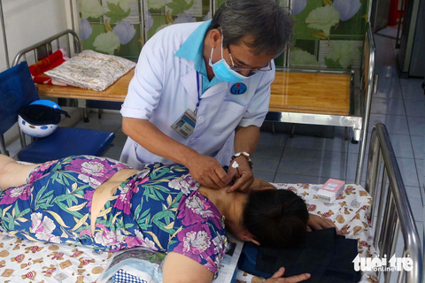 Bác sĩ về hưu tại tuyến y tế cơ sở: Cống hiến hết mình vì người bệnh - Ảnh 6. Ngoài bác sĩ Khang, tại khoa y học cổ truyền, y sĩ Vũ Tiến Dũng (64 tuổi) mặc dù đã nghỉ hưu nhưng ký hợp đồng với trạm y tế để khám bệnh cho bà con - Ảnh: THU HIẾN
