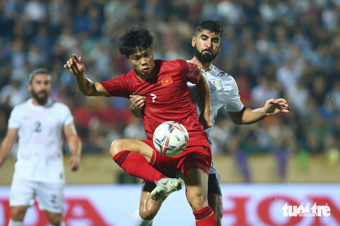 Tuyển Việt Nam sẽ tiếp tục thắng Trung Quốc ở dịp FIFA Days tháng 10? - Ảnh 1. Công Phượng (áo đỏ) trong trận giao hữu thắng Palestine 2-0 dịp FIFA Days tháng 9 - Ảnh: HOÀNG TÙNG