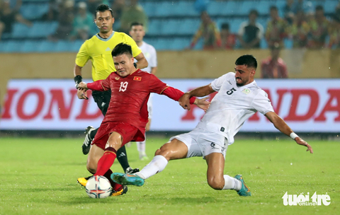 Tuyển Việt Nam sẽ tiếp tục thắng Trung Quốc ở dịp FIFA Days tháng 10? - Ảnh 2. Quang Hải (áo đỏ) trong trận giao hữu với Palestine - Ảnh: N.K.