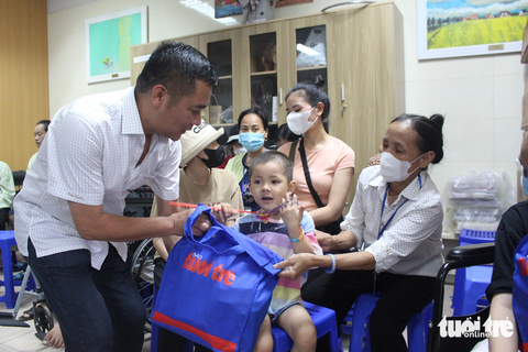 Đại diện Báo Tuổi Trẻ trao quà cho bệnh nhi ung thư đang điều trị tại Bệnh viện K - Ảnh: DƯƠNG LIỄU Đại diện báo Tuổi Trẻ trao quà cho bệnh nhi ung thư đang điều trị tại Bệnh viện K - Ảnh: DƯƠNG LIỄU