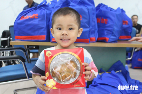 Cô bé Nguyễn Ngọc Thảo Linh háo hức với chiếc bánh trung thu hình chú heo xinh xắn vừa nhận được - Ảnh: DƯƠNG LIỄU Cô bé Nguyễn Ngọc Thảo Linh háo hức với chiếc bánh trung thu hình chú heo xinh xắn vừa nhận được - Ảnh: DƯƠNG LIỄU