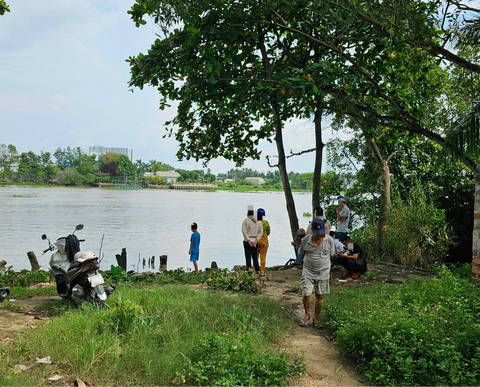 Điều tra vụ phát hiện thi thể hai mẹ con trên sông Sài Gòn, quận 12 - Ảnh 1. Khu vực phát hiện thi thể bé gái - Ảnh: XUÂN ĐOÀN