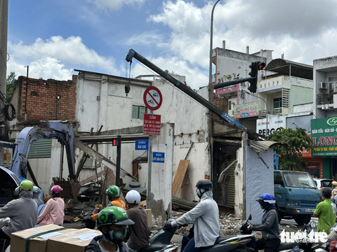 Chủ nhà bàn giao căn nhà án ngữ bốn mặt tiền 10 năm ở quận Tân Phú - Ảnh 2. Chủ căn nhà án ngữ giữa giao lộ Âu Cơ và Lũy Bán Bích - Ba Vân (quận Tân Phú) đã đồng ý giao cho quận căn nhà để tháo dỡ