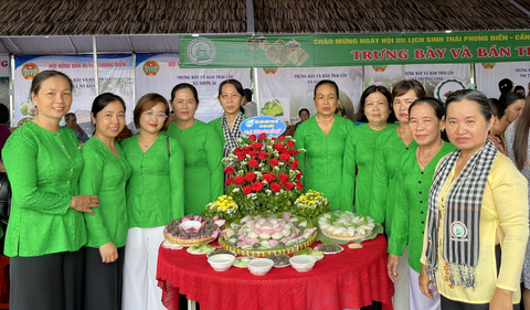 Tỉ mẫn trang trí bánh dân gian hút khách du lịch về Cần Thơ - Ảnh 2. Đã mắt với cách bài trí bánh quê độc đáo khi đến với ngày hội - Ảnh: LAN NGỌC