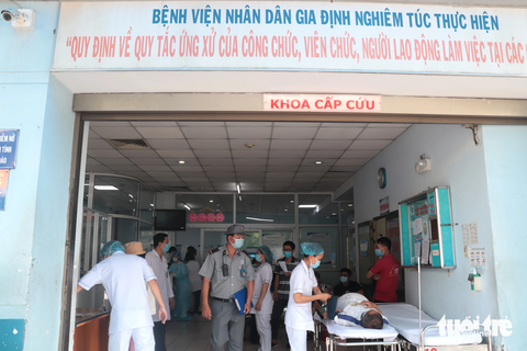 Hai nạn nhân bị thương nặng trong vụ sập nhà 4 tầng đã mổ xong, sinh hiệu tạm ổn - Ảnh 1. Khoa cấp cứu Bệnh viện Nhân dân Gia Định (TP.HCM) - nơi tiếp nhận ban đầu hai nạn nhân bị đa chấn thương nặng trong vụ sập nhà 4 tầng ở quận Bình Thạnh ngày 24-9 - Ảnh: XUÂN MAI