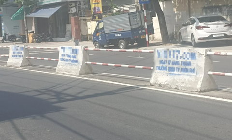 Điều tra việc dải phân cách đường ở Nha Trang bị xịt sơn quảng cáo web đánh bạc - Ảnh 1. Khoảng 2km dải phân cách đường Lê Hồng Phong ở Nha Trang bị những người bịt mặt xịt sơn quảng cáo web đánh bạc - Ảnh: T.V.
