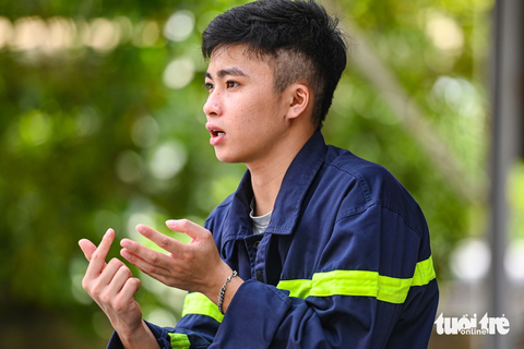 Chiến sĩ bị thương trong vụ cháy chung cư mini: 'Nếu hy sinh, tôi chọn hy sinh trong màu áo lính' - Ảnh 1. Hạ sĩ Nguyễn Quốc Trung, Đội cảnh sát phòng cháy chữa cháy & cứu nạn cứu hộ Công an quận Thanh Xuân, Hà Nội - Ảnh: HỒNG QUANG