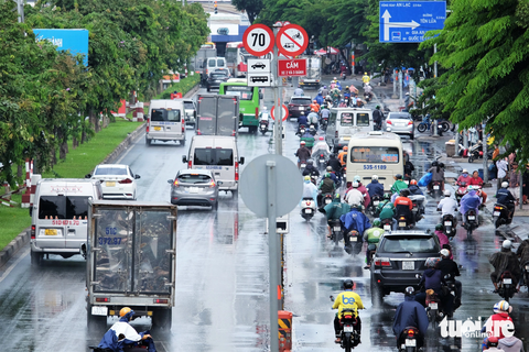 TP.HCM 'gọi tên' loạt điểm đen tai nạn giao thông mới phát sinh - Ảnh 1. Đường Kinh Dương Vương (đoạn từ số nhà 466-486, quận Bình Tân) là một điểm đen tai nạn giao thông mới phát sinh. Theo ghi nhận của phóng viên, đây là khu vực ngã ba khá phức tạp, lại nằm gần bến xe, chợ... nên lượng xe đông đúc, dễ xảy ra tai nạn giao thông. Chia sẻ với Tuổi Trẻ Online, nhiều người dân gọi đây là "điểm đen tử thần".