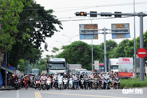 TP.HCM 'gọi tên' loạt điểm đen tai nạn giao thông mới phát sinh - Ảnh 2. Trong khi đó, giao lộ Nguyễn Văn Linh - quốc lộ 50 (huyện Bình Chánh) có lượng lớn xe tải, container… qua lại liên tục. Nhất là đoàn xe rác đi về bãi rác Đa Phước. Khi chạy trên quốc lộ 50 và muốn băng qua đường hoặc rẽ sang đại lộ Nguyễn Văn Linh thì rất khó khăn vì giao lộ quá lớn. Hồi tháng 2-2023, một bé gái đã tử vong tại giao lộ này do va chạm với xe bồn lúc băng qua đường.