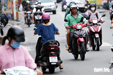 TP.HCM 'gọi tên' loạt điểm đen tai nạn giao thông mới phát sinh - Ảnh 3. Còn điểm đen trước số nhà 834 Lê Đức Thọ (quận Gò Vấp) không quá đông đúc, nhưng nguyên nhân tai nạn chủ yếu là người dân đi ngược chiều để rẽ vào các con hẻm nhỏ. Cuối tháng 1-2023, một thiếu niên đi xe máy đến đây thì va quệt vào kính chiếu hậu của một xe tải đang chạy hướng ngược lại, lao lên vỉa hè rồi tông vào cột điện khiến nạn nhân tử vong tại chỗ.
